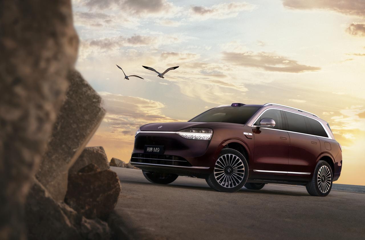 看车看到问界M9银境紫,突然觉得国产设计真站起来了最近在对比50万级SUV,说