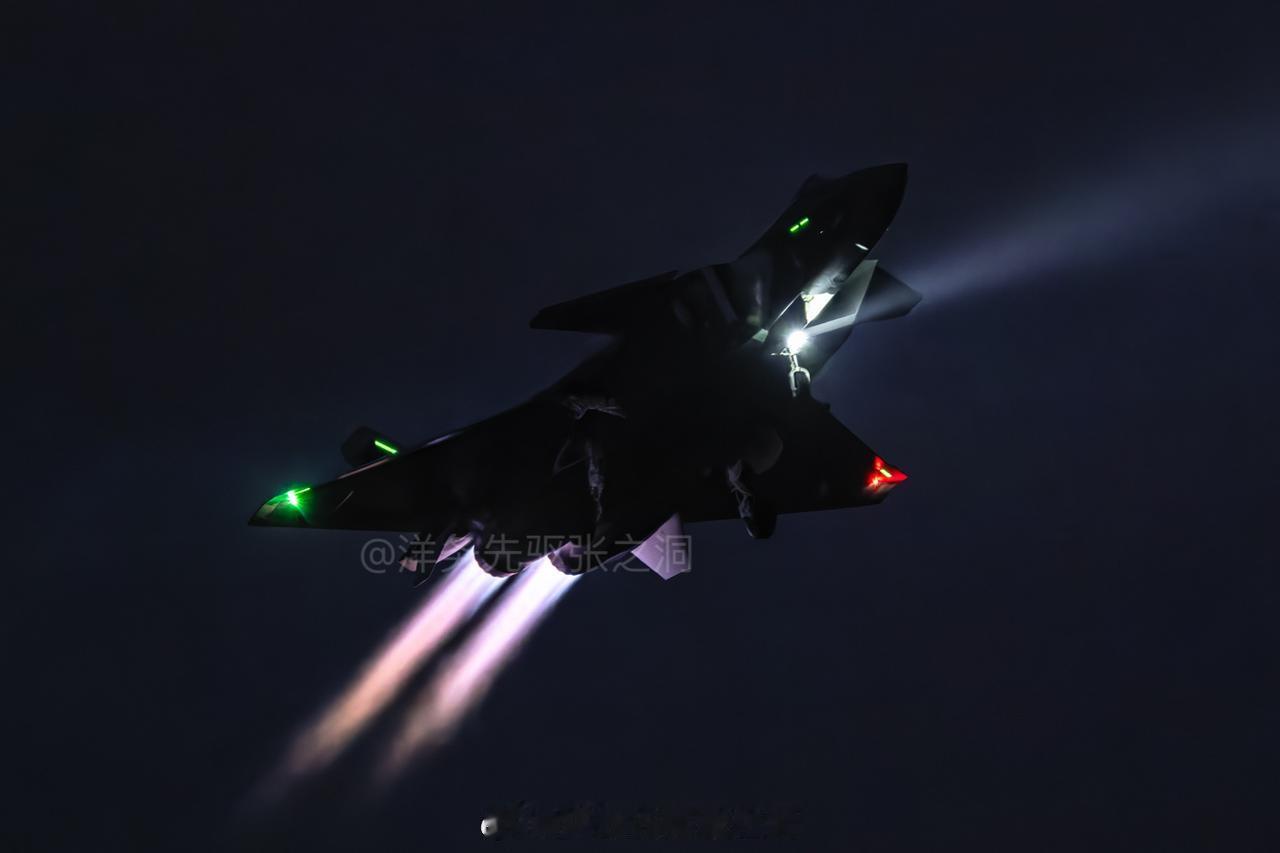 夜间家里起飞的歼-20，这架歼-20是在长春空军开放日上展出的量产基本型歼-20