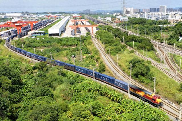 越南修一条到中国的铁路，预算追加86万亿越南盾，折合人民币约221亿元。钱越加越