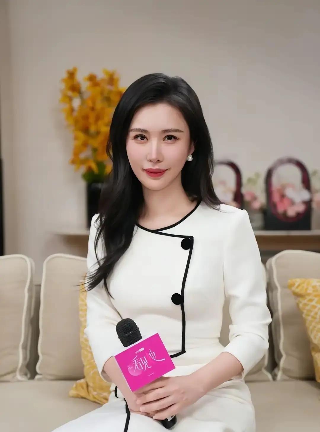 田朴珺又上热搜，这次是因为一句“为自己谋利时很勇敢”视频里她穿西装，语速飞快，台