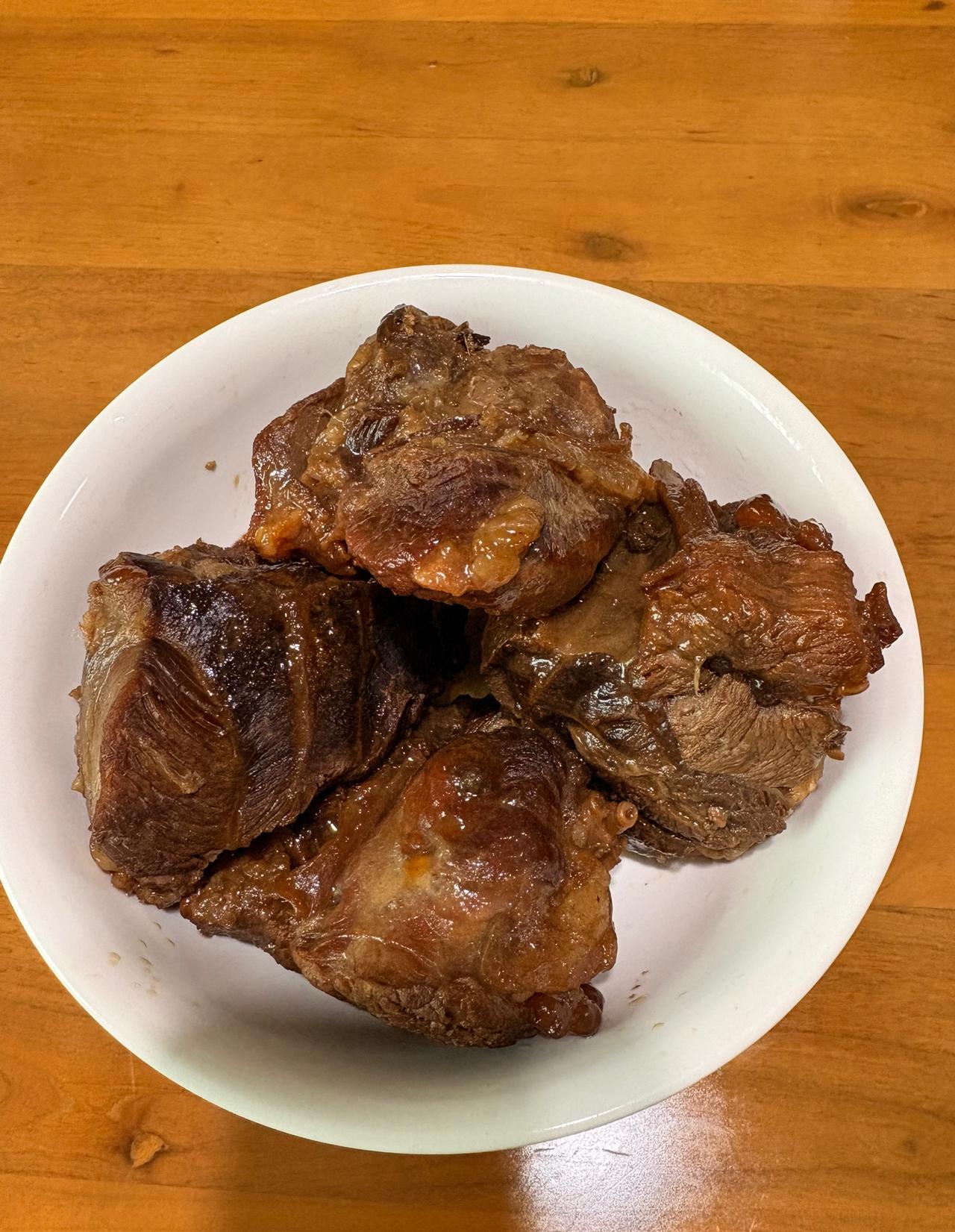 昨天去市场上买了一些牛腱子肉，总共120块，切成薄片的话可以切4小碟吧，一小碟的