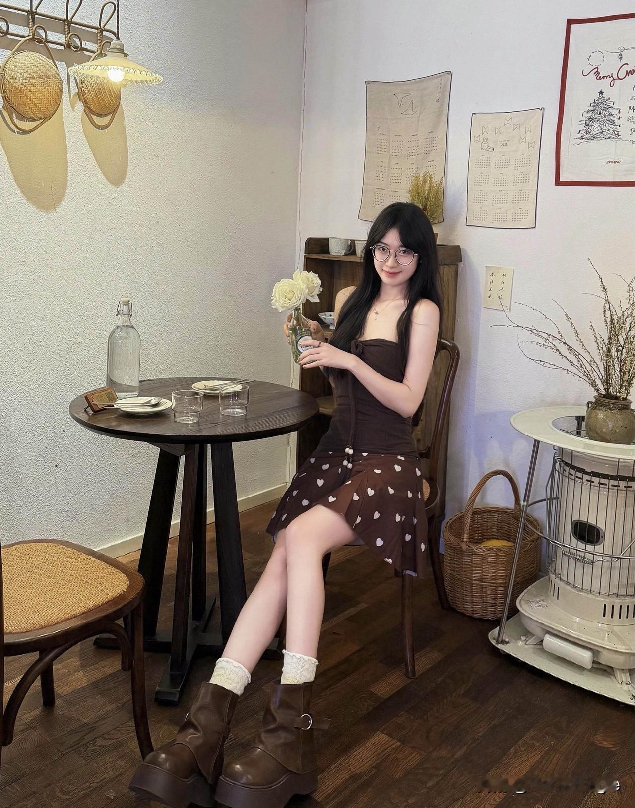 秋日暖阳下，少女与干花相伴，甜美与自然相得益彰。