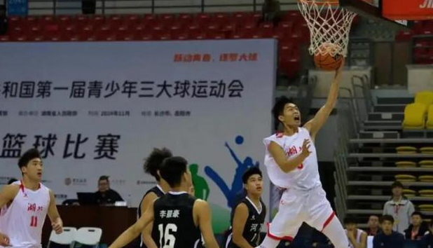 19岁天才炸裂！24+21+15历史级三双震撼篮坛，中国男篮锋线未来已至？