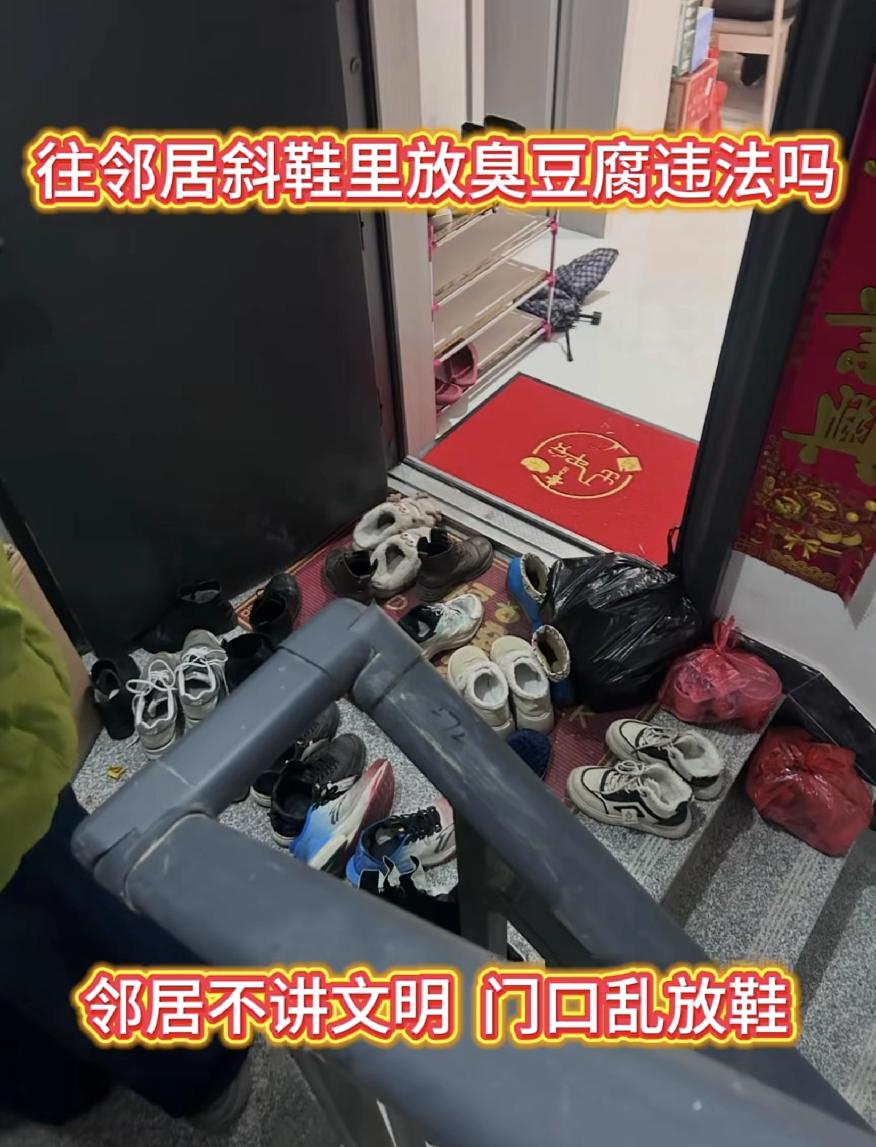 居民反映，楼道里有股臭豆腐味，我建议呢，戴口罩或者呢，往楼道里喷点空气清新剂，生