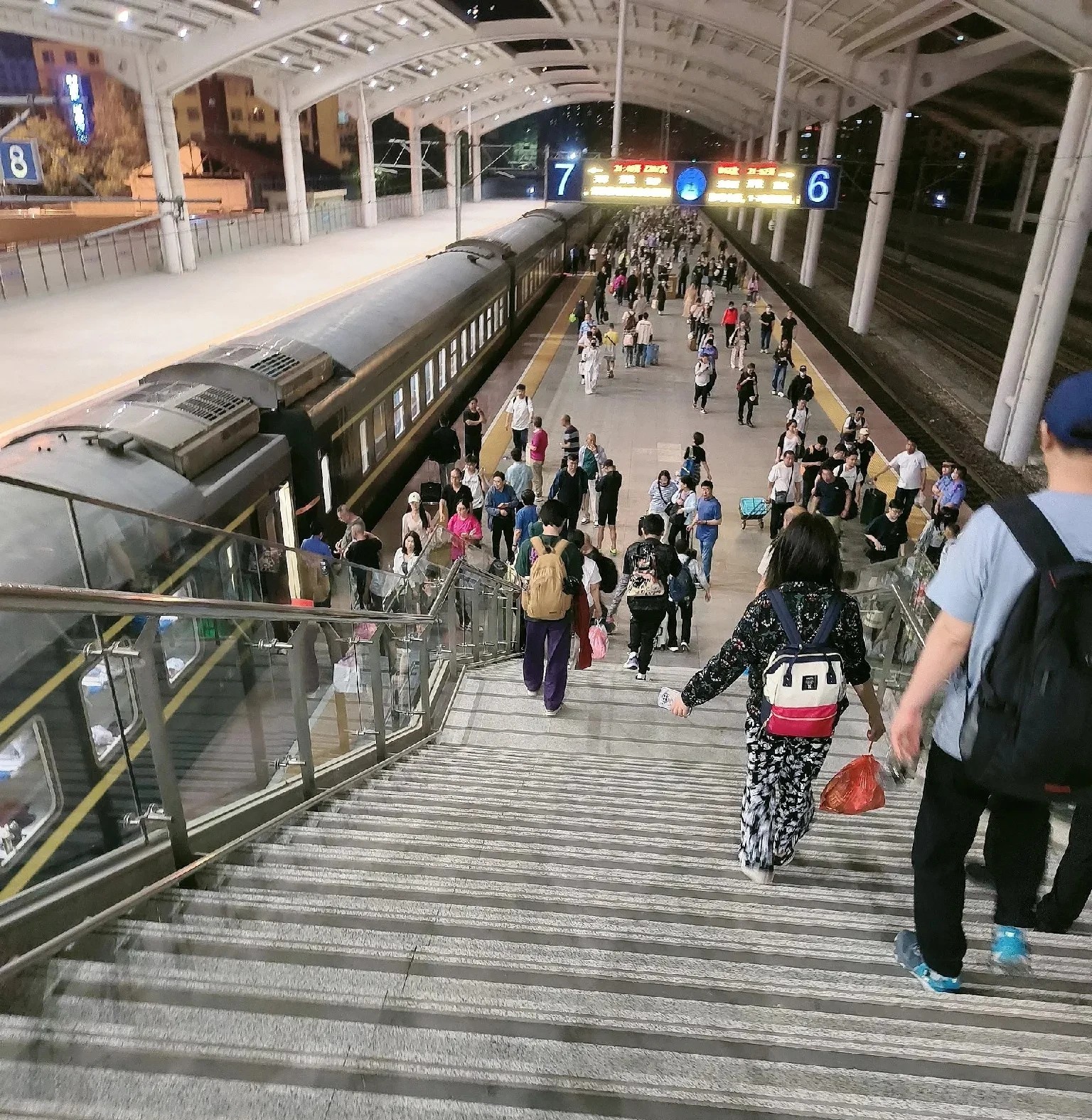 侄女对我并不亲，我觉的我有点自作多情了我出去旅游，来到了侄女工作的城市，我和侄