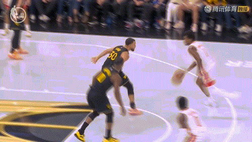 勇士被火箭逆转了，不幸的是，库里提前伤退。就是这个回合，防守阿门时被撞到。希望没