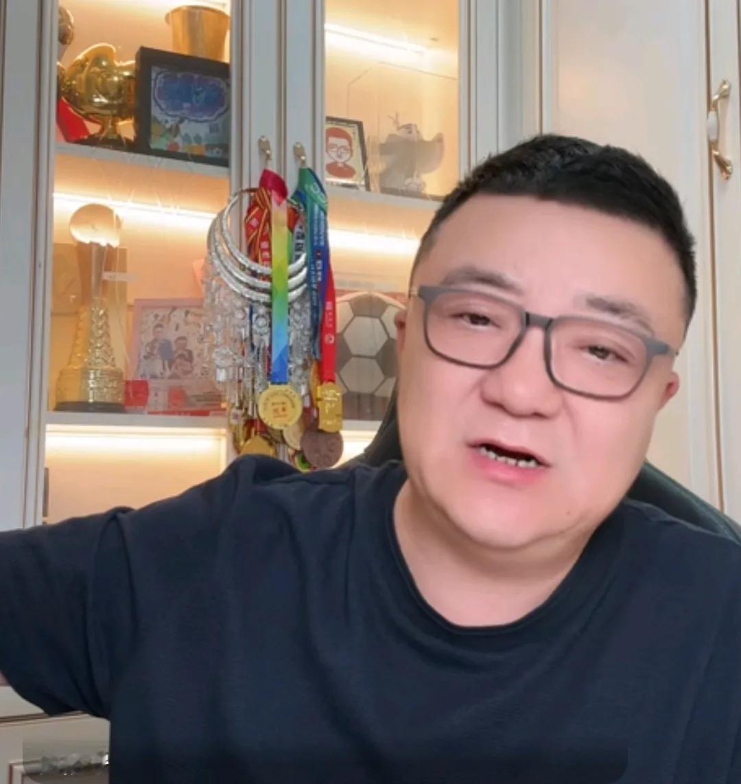 董路痛批了盲目看好U23国足能赢越南的球迷。他表示，这些赛前盲目看好的球迷是既