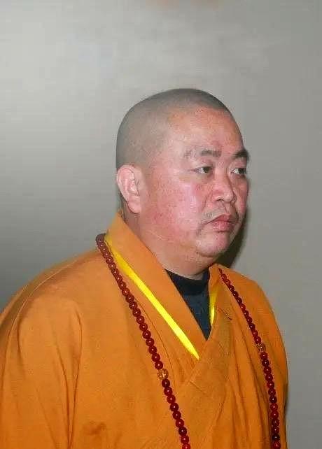 释永信被逮捕了。我想现在，最慌的估计是被他藏起来的私生子女了。少了个能赚钱的