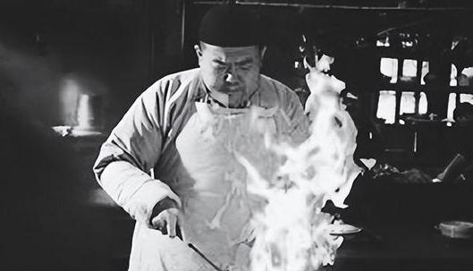 1940年，一个炊事员偷偷在朱老总的饭菜中下毒，结果被民兵队长逮个正着，就在所有