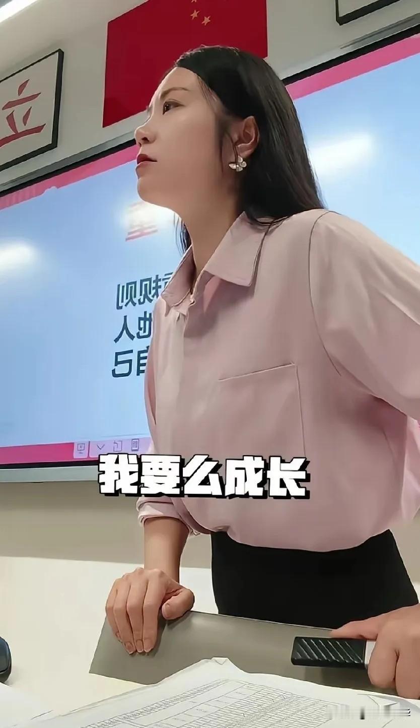 深圳外国语学校致远高中的班主任刘洁老师，最近火了。她巡查班级时看到一个女生数学