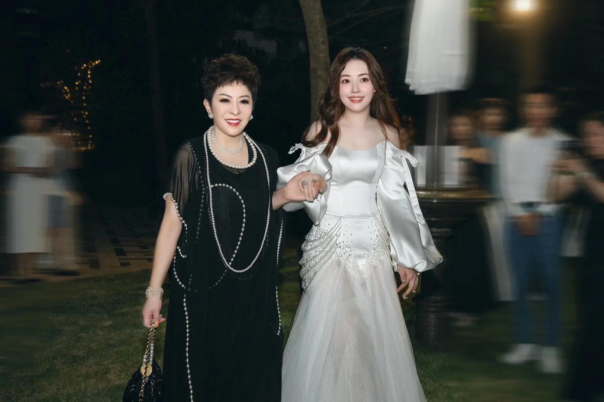 看到向太对郭碧婷做了什么，才知道，郭碧婷缘何永远不对婆婆说“不”！向太直播时