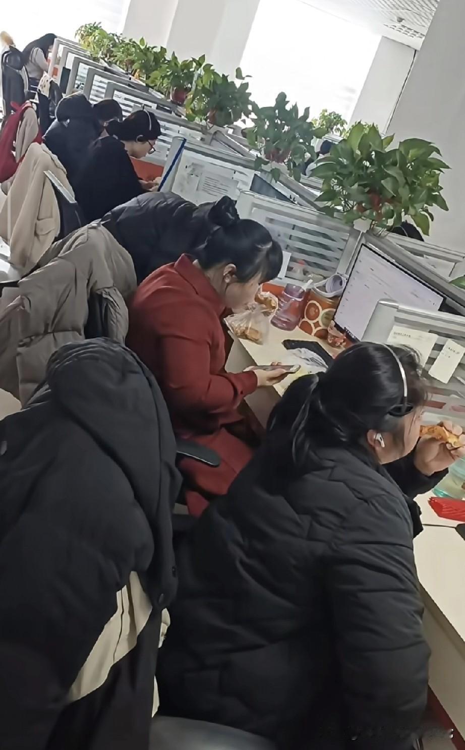 刚面试就想跑路！50+阿姨都挤到崩溃家人们谁懂啊，刚面试完一家单位，看到办