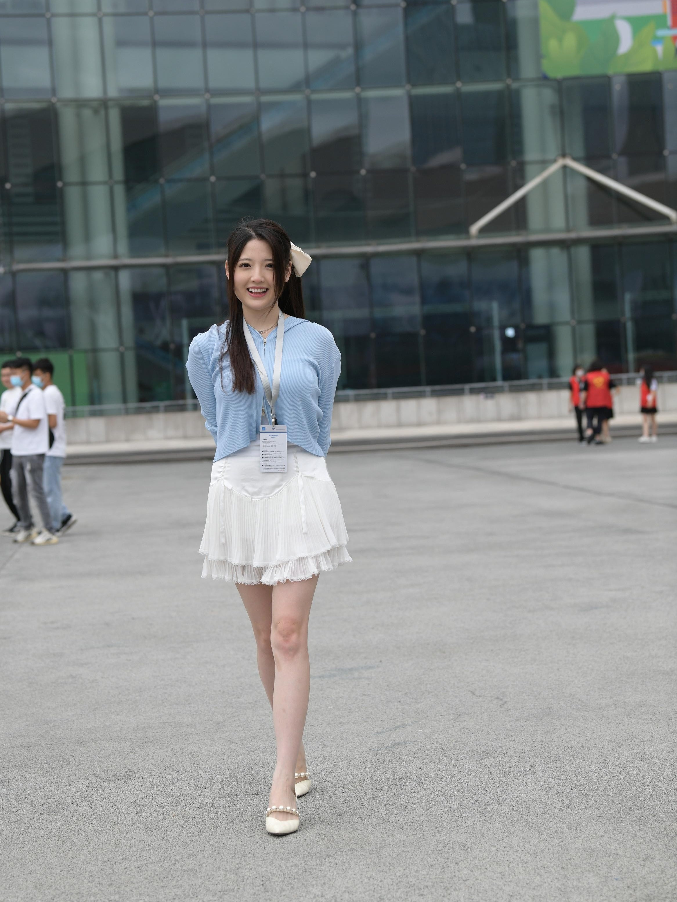 街拍清甜白裙美女，这也太纯了吧