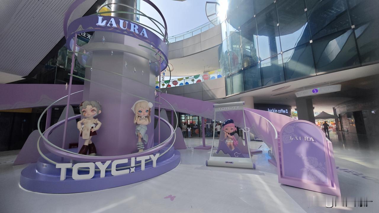 挺潮的一个商场，可惜店不多。而且个人觉得这个位置走这个风格真的不太对，应该和之前