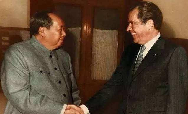 1972年，尼克松访华，毛主席送给他4两茶叶，他嫌礼物太少了，脸色当时就不好看了