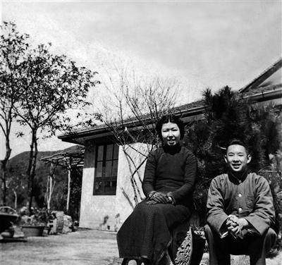 1936年，杭州下雪那天，城里出了件大事。高家的千金高诵芬出嫁了。她十八岁，正是