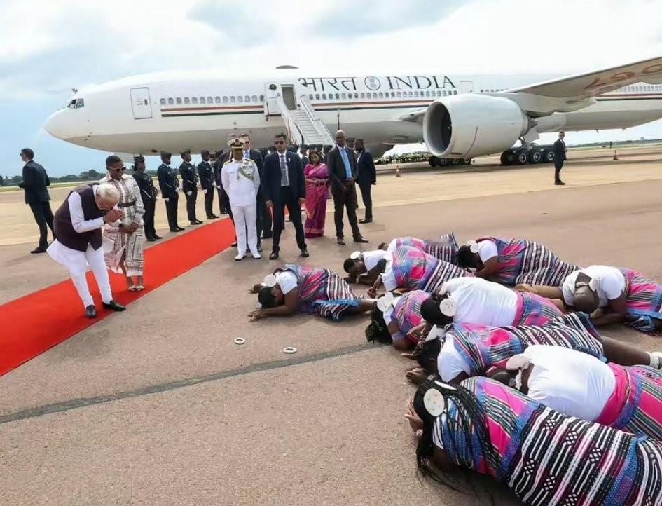 南非的G20峰会，莫迪一到机场，竟然迎来一群妇女匍匐在地上，表示最高的敬意。这