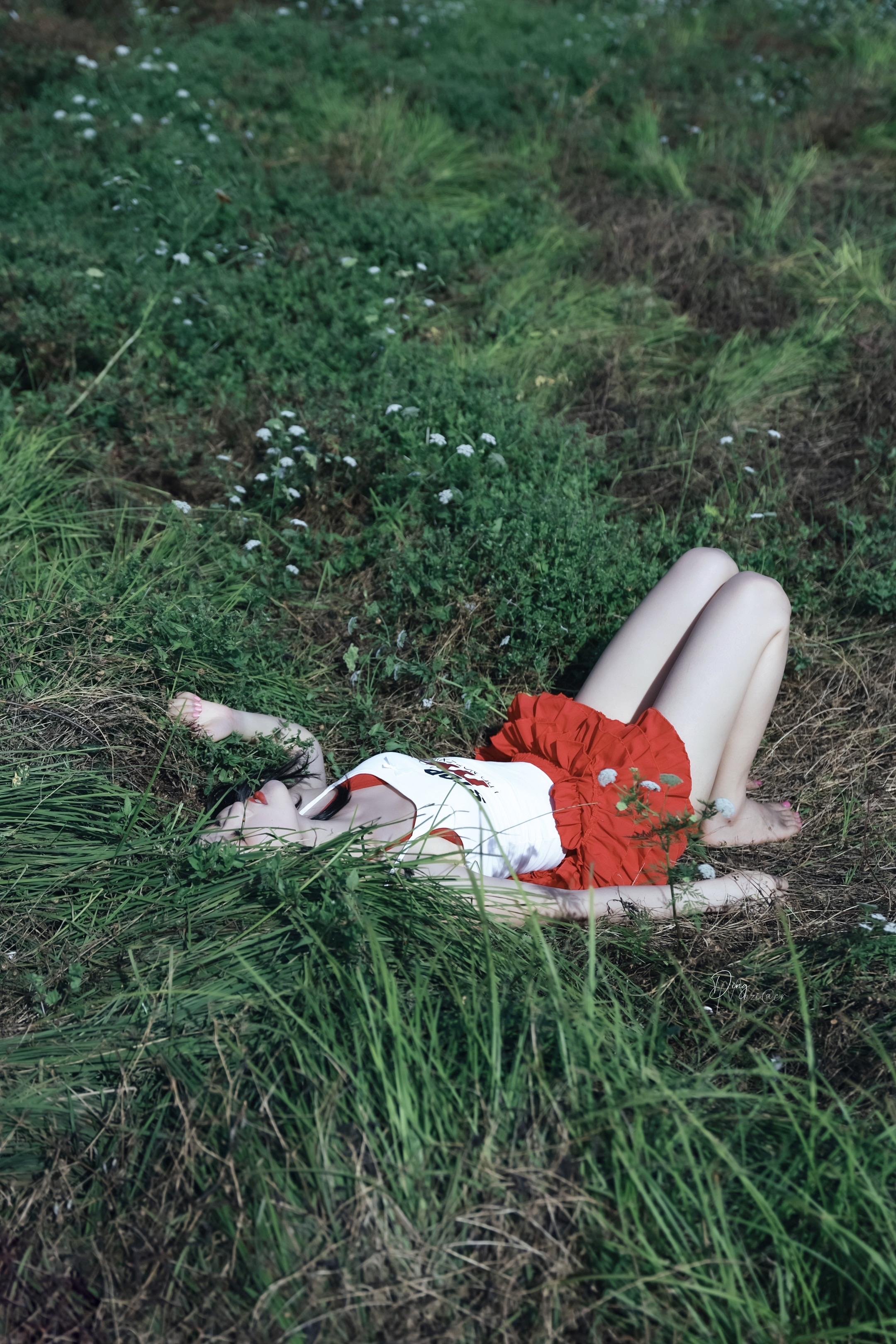 在绿色的草地上🍃自由的呼吸。《少女户外氛围感写真》 自由是灵魂的氧气...