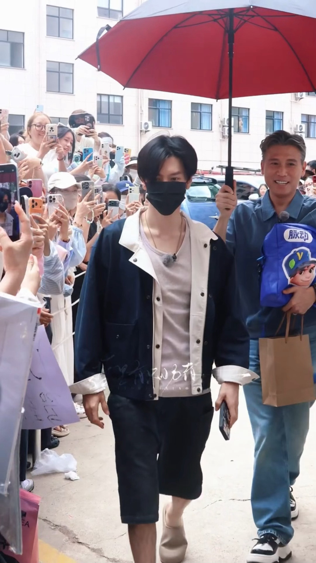 笑死我了原来早有预告（bushi）🤣李乃文微博之夜就抽中哲远的礼物，哲远给ne