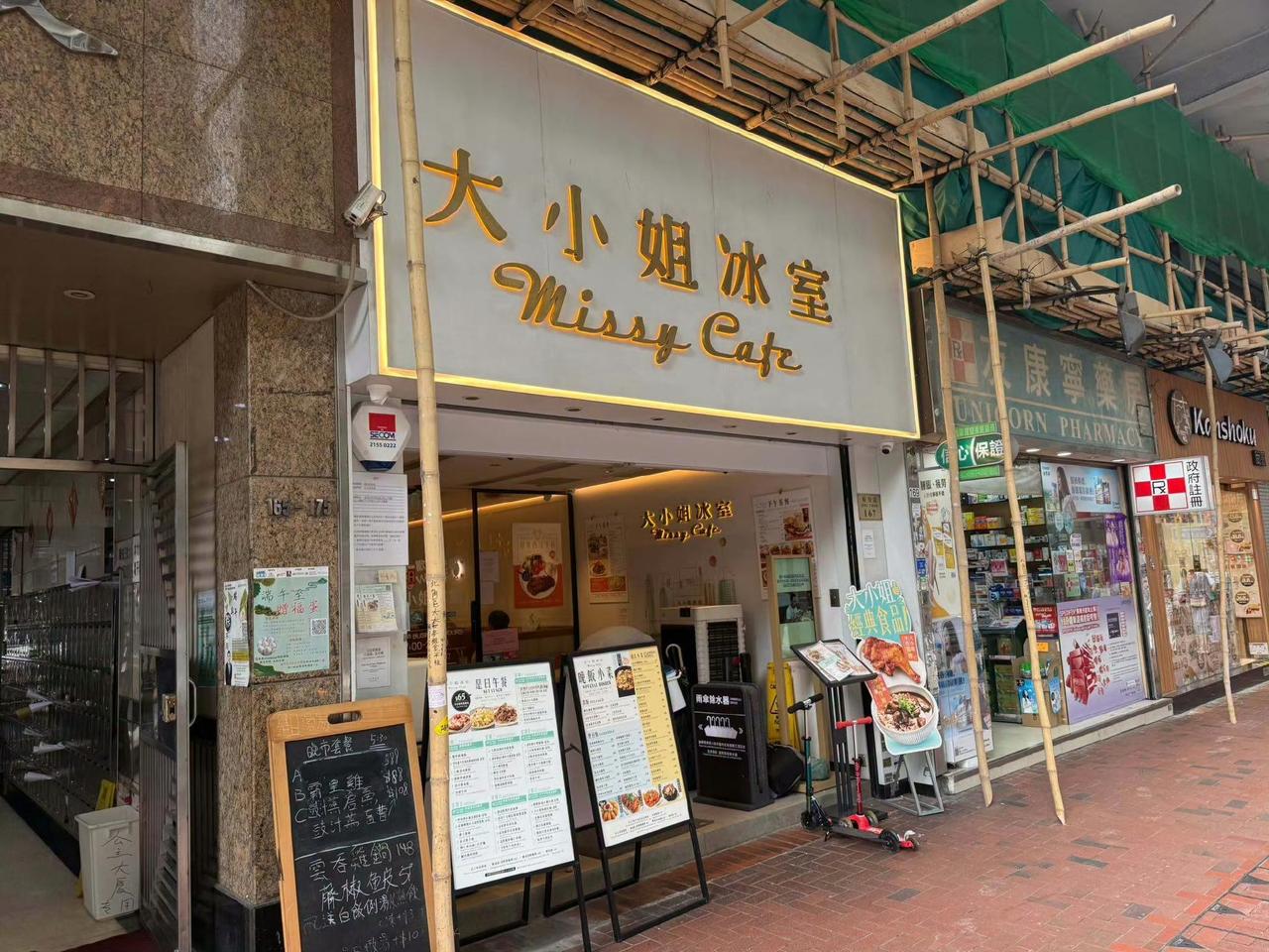 香港住宅区的餐厅租金有多贵。港岛炮台山，这家餐厅的面积约250平米，月租17