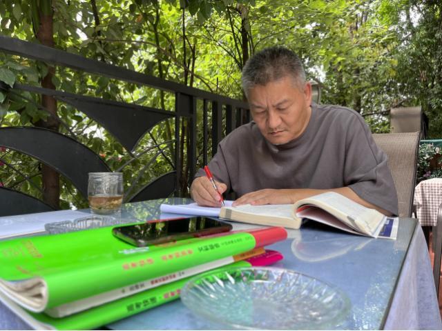 半生逐梦，三十赴考59岁的四川考生梁实，即将踏上人生第30次高考考场，从1