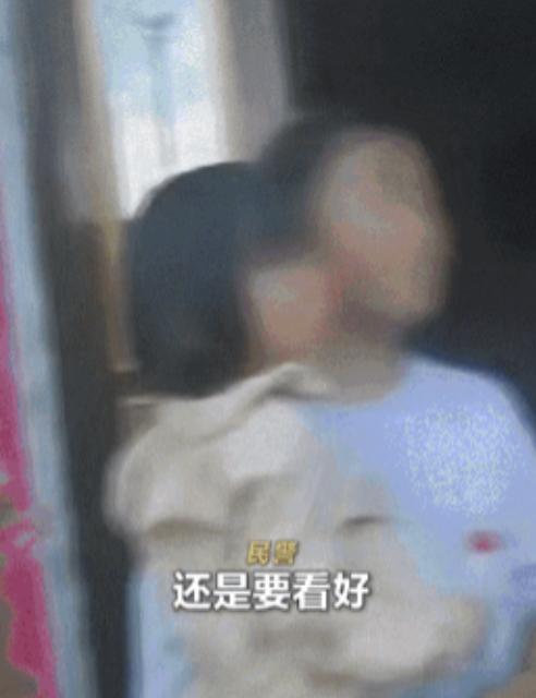 火到央视新闻了！6月28日湖北恩施，一8岁男孩在去广场找妈妈的途中，细心发现马路