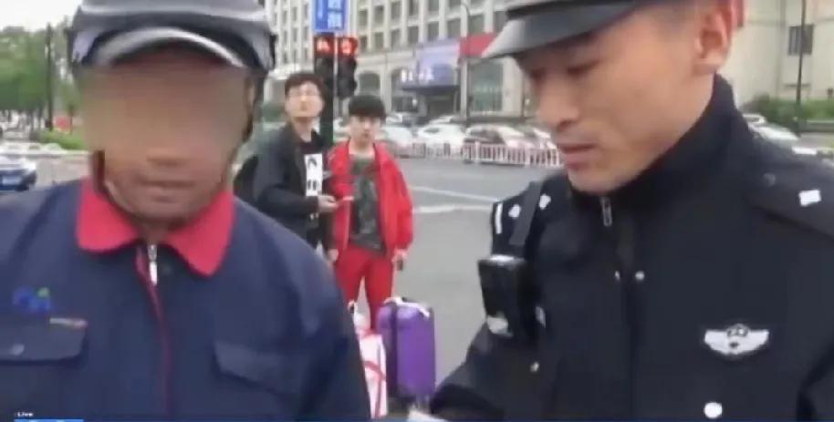 铁子们，今天刷到个离谱视频，血压直接飙升！有位热心大叔捡到一摞工程图纸，生怕失主
