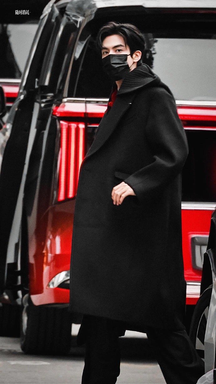 宋威龙下班拍成现偶了从春晚联排现场走出来的宋威龙，完美示范了什么叫“下班即片场