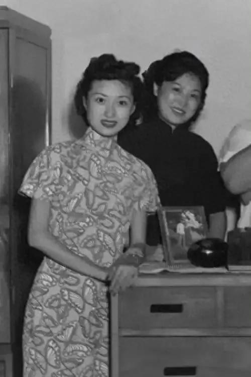 庾澄庆的母亲张正芬在50年代的照片中展现了她的优雅和美丽。‌这张照片拍摄于上