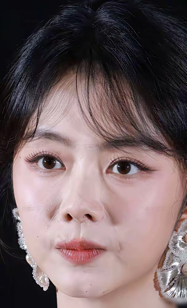 谭松韵靠这张脸吃了20年红利，但代价现在才来。38岁的赵丽颖和35岁的她同框，一个被骂齐刘海显老，一