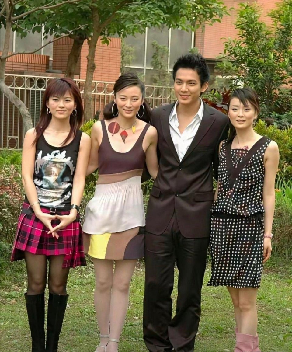 当年的钟汉良真帅！比三个美女都亮眼，很吸人眼球。