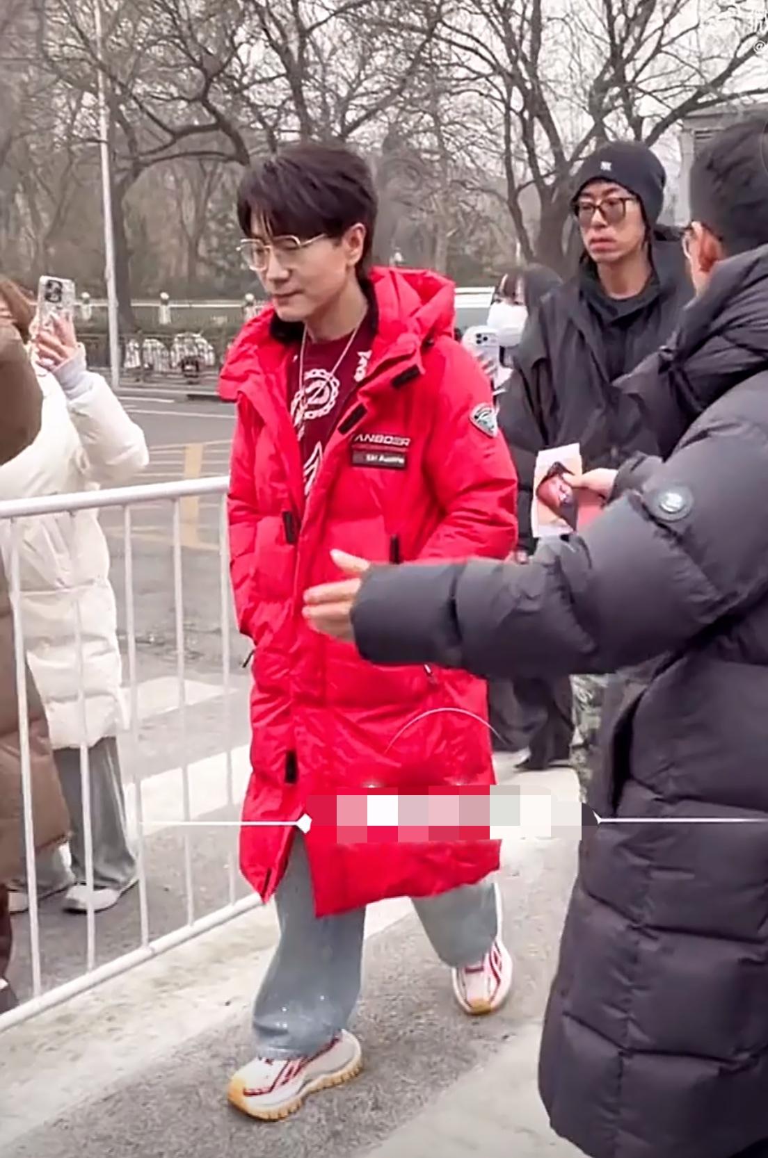 王铮亮现身北京疑似参加春晚联排。他来了、他来了。终于盼来了再就业男团的王铮亮