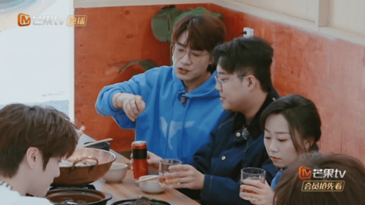 快乐老友记没有最吵只有更吵喜人浓度直接拉满，每个人都被腌入味了，乱是真乱，好笑