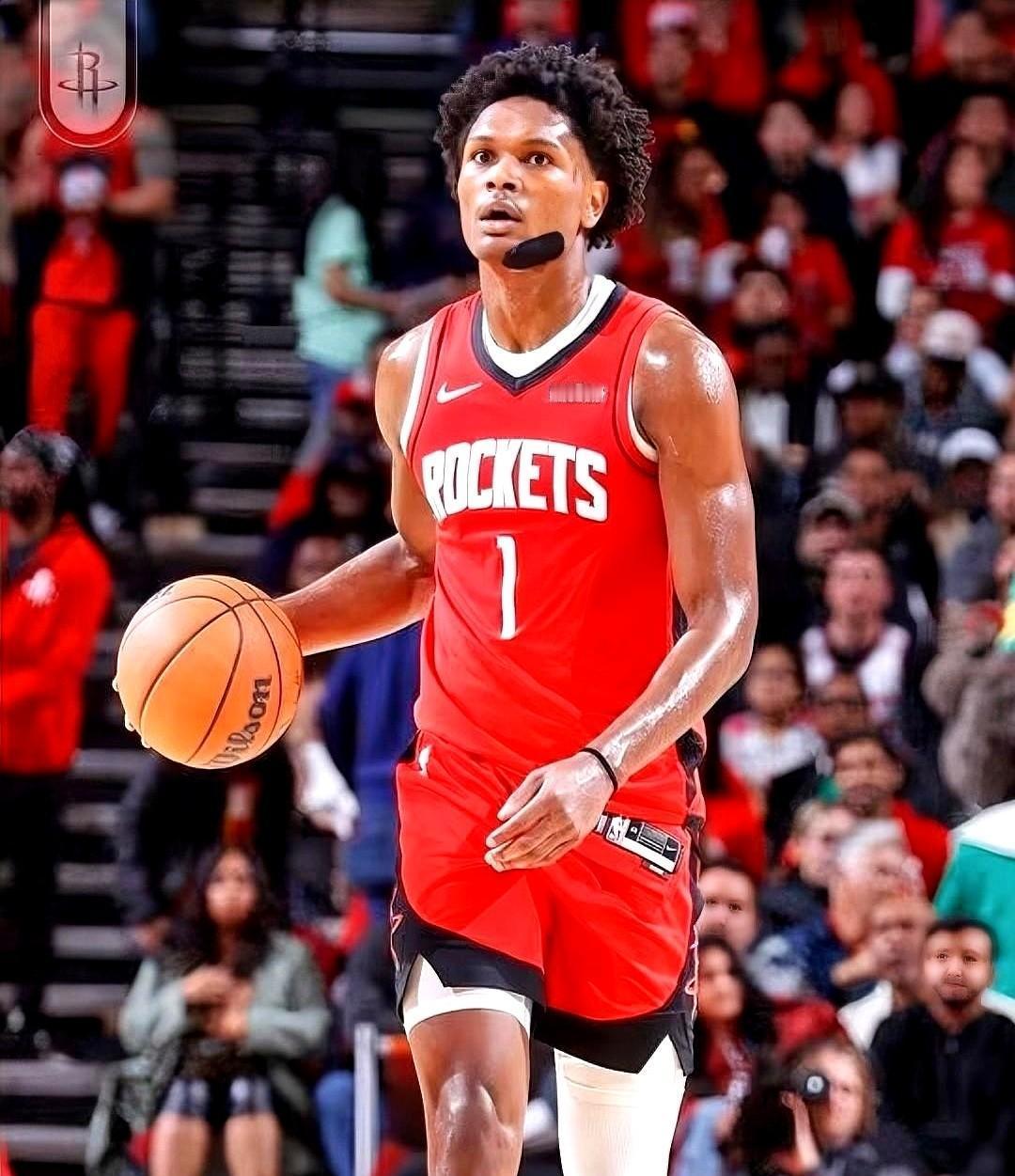 第三节，他被换下的那一刻。板凳一坐，队伍像换了电池，立马一波+22。他再上场