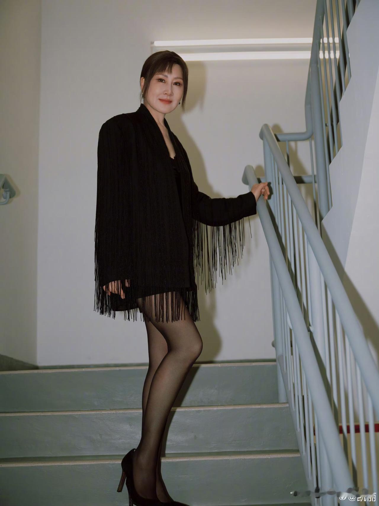 比闫妮更让人绝望的人出现了，她就是62岁的张凯丽。什么身材发福，脸部皮肤松弛