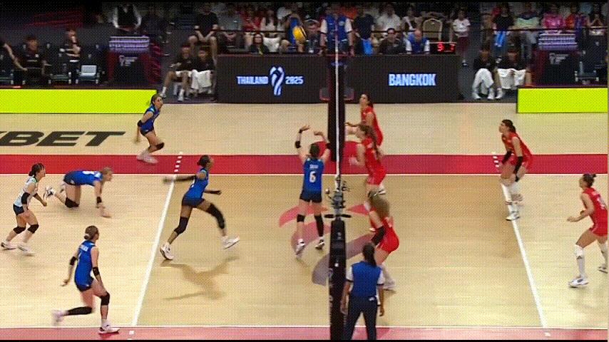 日本女排还真的会拖节奏！塞尔维亚女排真是顶级瞎忙活，第一局15-20落后，局末一