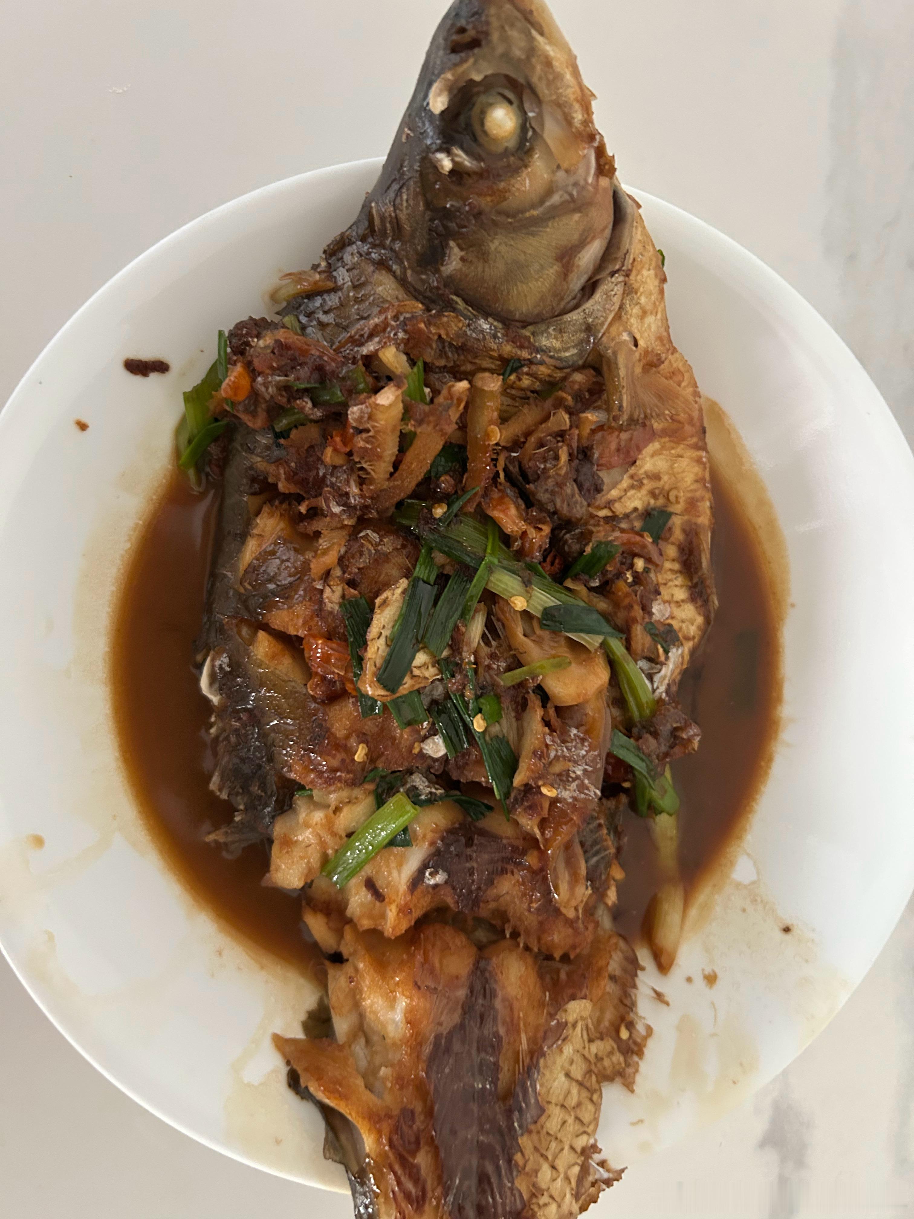 今天早上去逛超市，花了150买了很多菜回来，牛肉，鱼，西兰花，小葱，油桃，毛桃，
