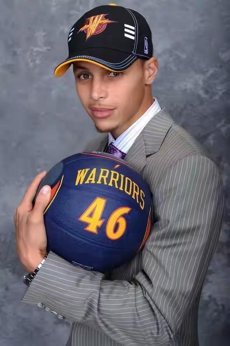 到了生涯末期，才知道有母队的好处。1.库里（母队：勇士）从选秀进入NBA后，