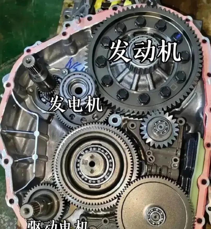 老张刚提了辆混动新车就跟我吐槽：现在买车比找对象还难！上周末陪他去看车，销售员