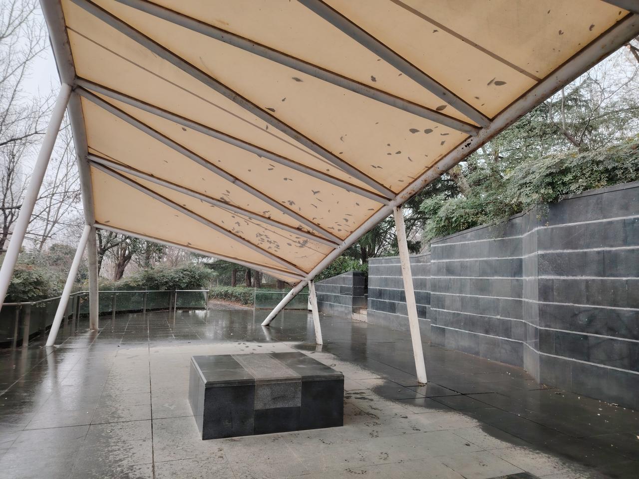 昔日，校长在教工食堂就餐，如今，在那食堂里难觅校长的身影。昔日，校长骑着自行车