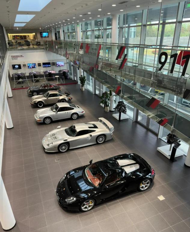 保时捷和BBA的4S店，去年关了快两百家。另一边，问界均价快四十万的车，一个月