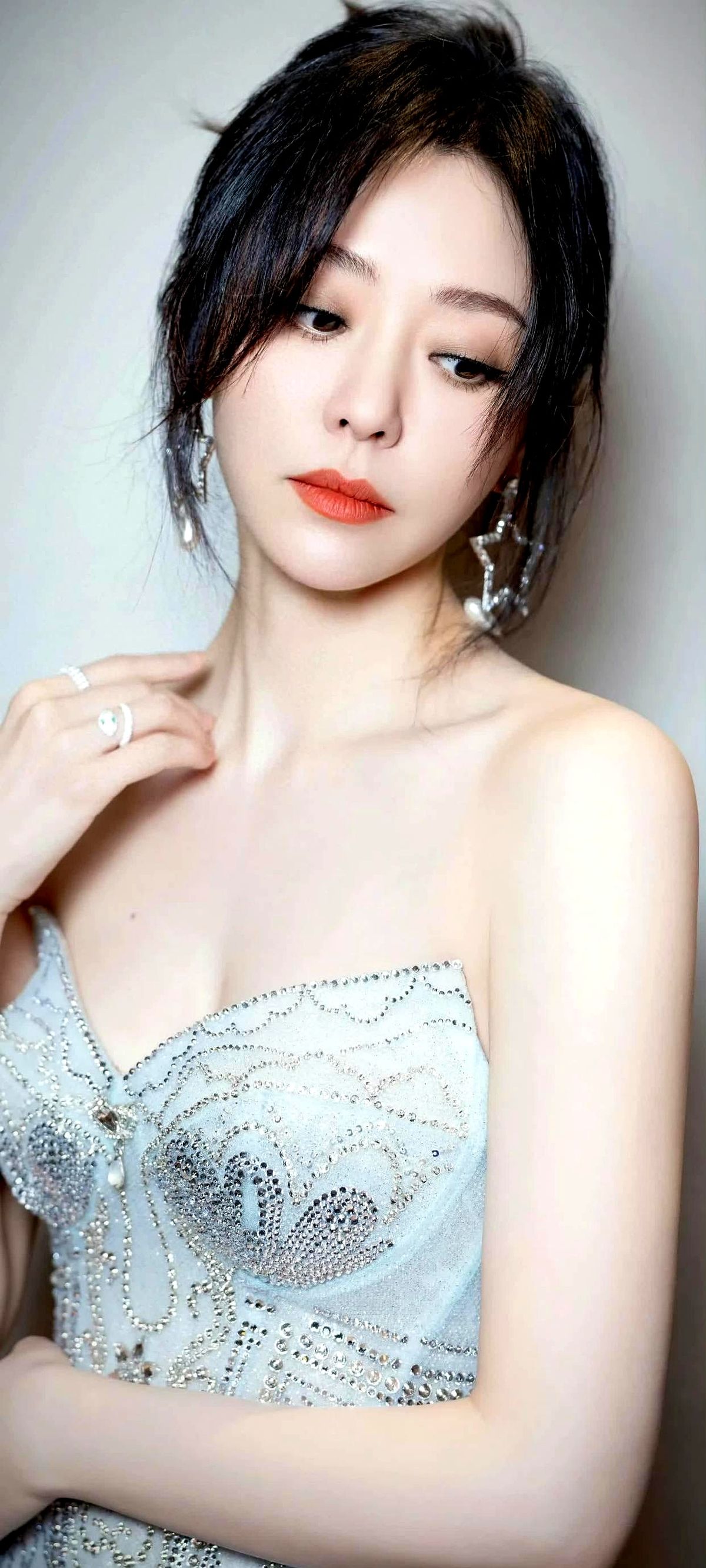 聚光灯打下来的瞬间，张靓颖提着那条碎钻鱼尾裙一转身，台下的快门声硬是卡壳了两秒。满身的水钻在冰蓝色布