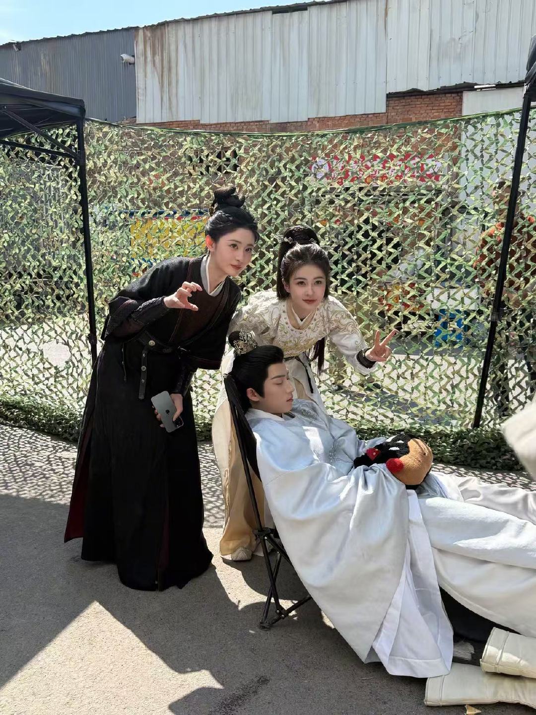 白鹿王星越赵晴合照白鹿赵晴偷拍王星越白鹿赵晴偷拍王星越，小孩哥睡着了