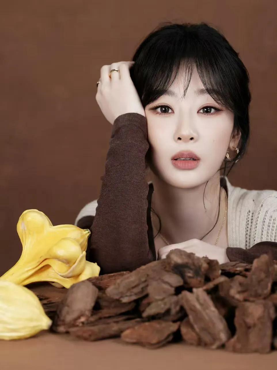 杨紫最新造型美爆了！10月13日，杨紫工作室在社交平台分享她的照片，照片中的杨