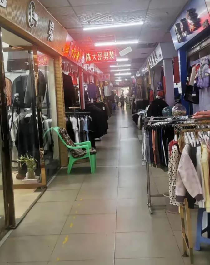 为什么唯独在我们中国，电商彻底干趴了实体店？这么说吧，同样的东西，网上卖300，