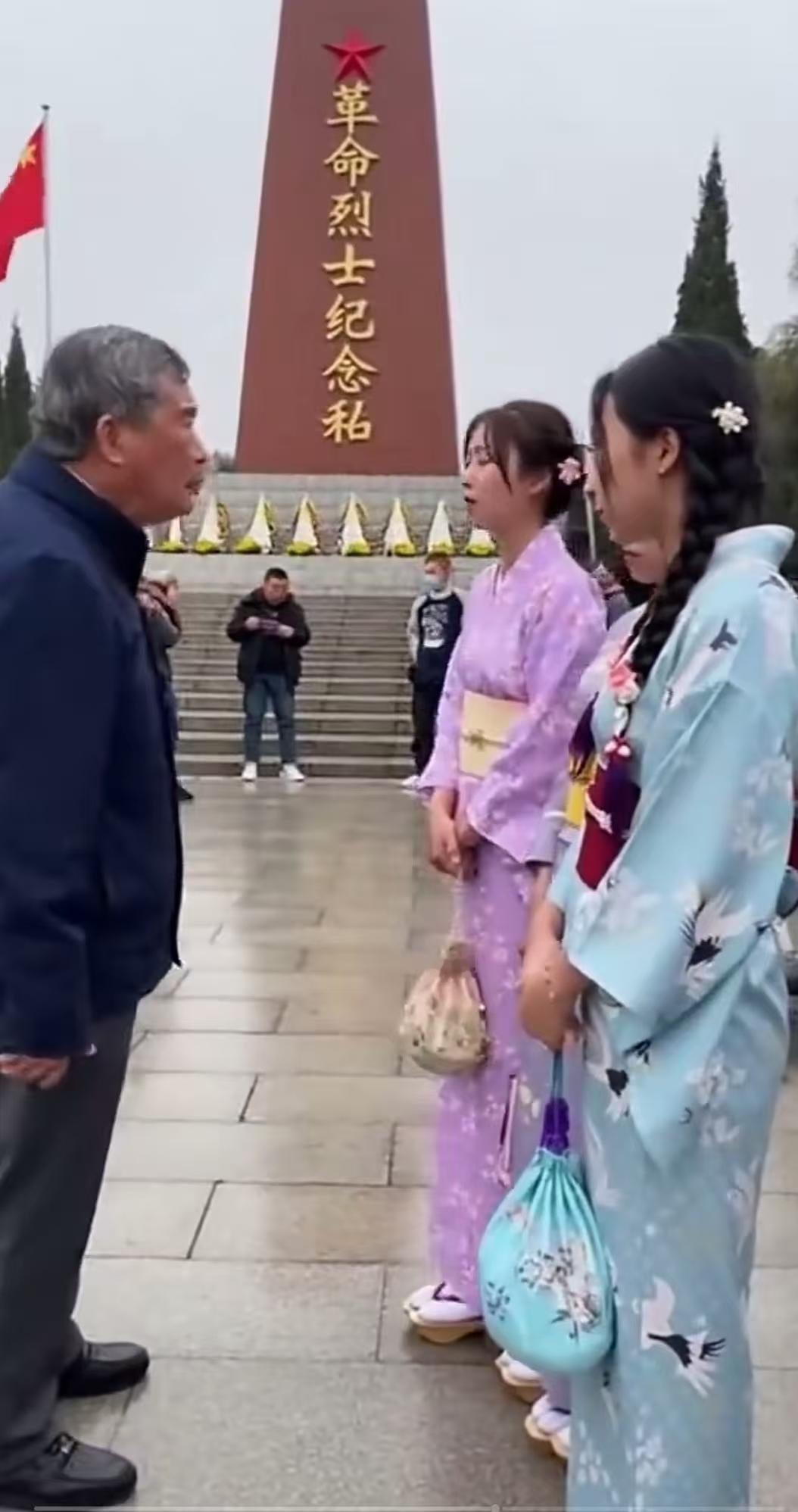 看到这张图，真的让人怒从心头起！在刻着“革命烈士纪念”的纪念碑前，在飘扬的五星