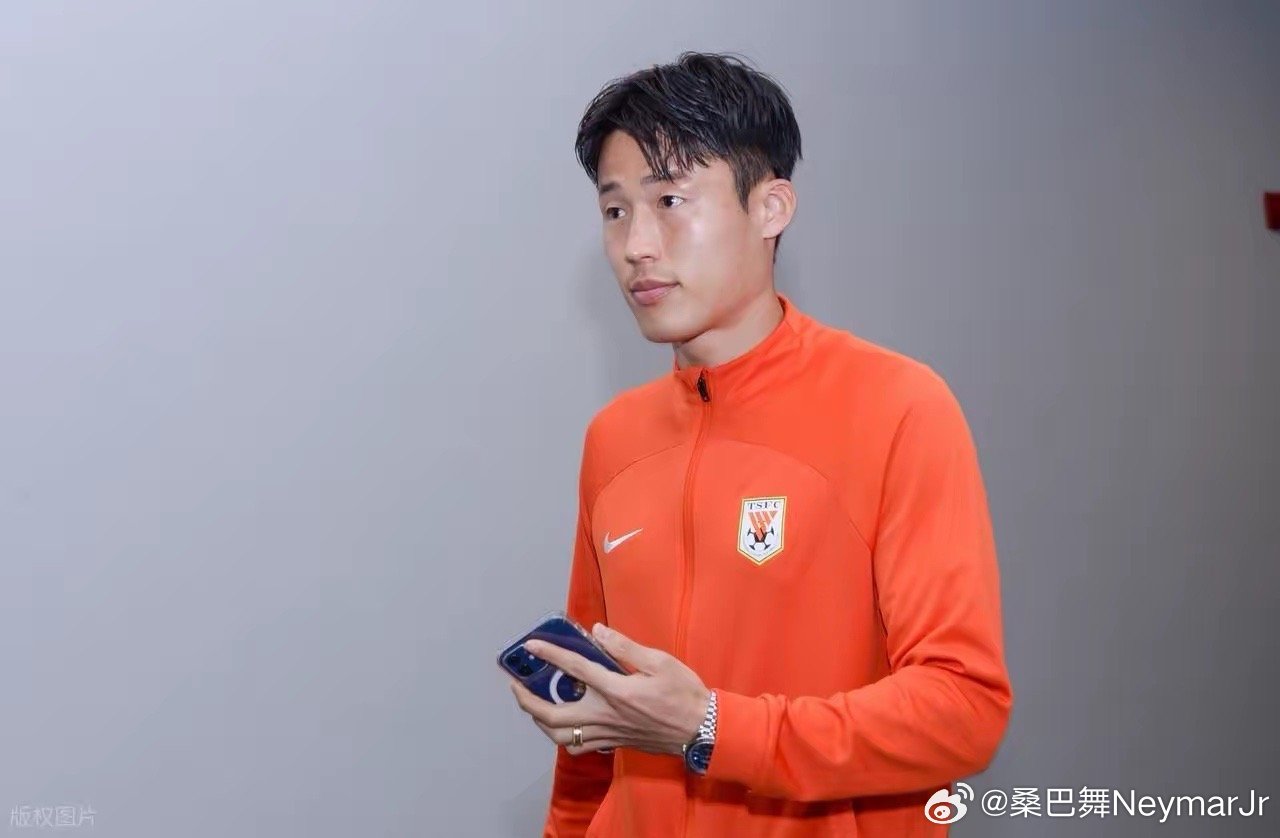 媒体人苗原爆了一个料，在山东泰山效力时，曾经有队友和孙准浩说过，不要和金敬道走得