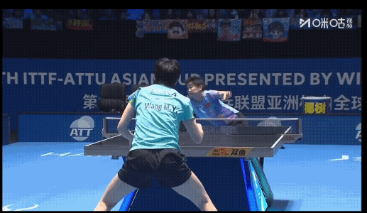 慢镜头看女单决赛第七局8：7擦边球孙颖莎用正手向左前上挥臂击球，球运行轨迹