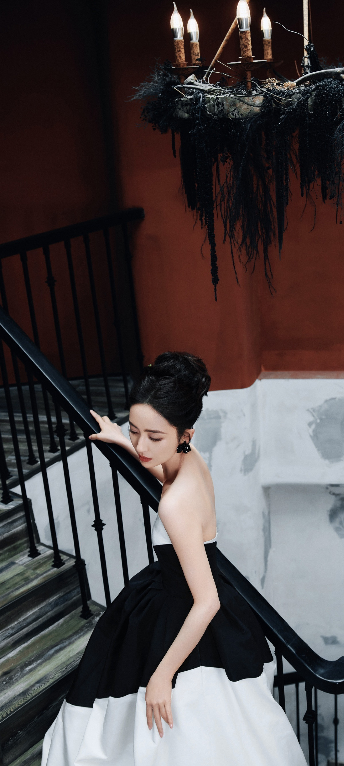 佟丽娅穿搭壁纸，黑白拼接抹胸裙，沉稳优雅百花赴会。佟丽娅