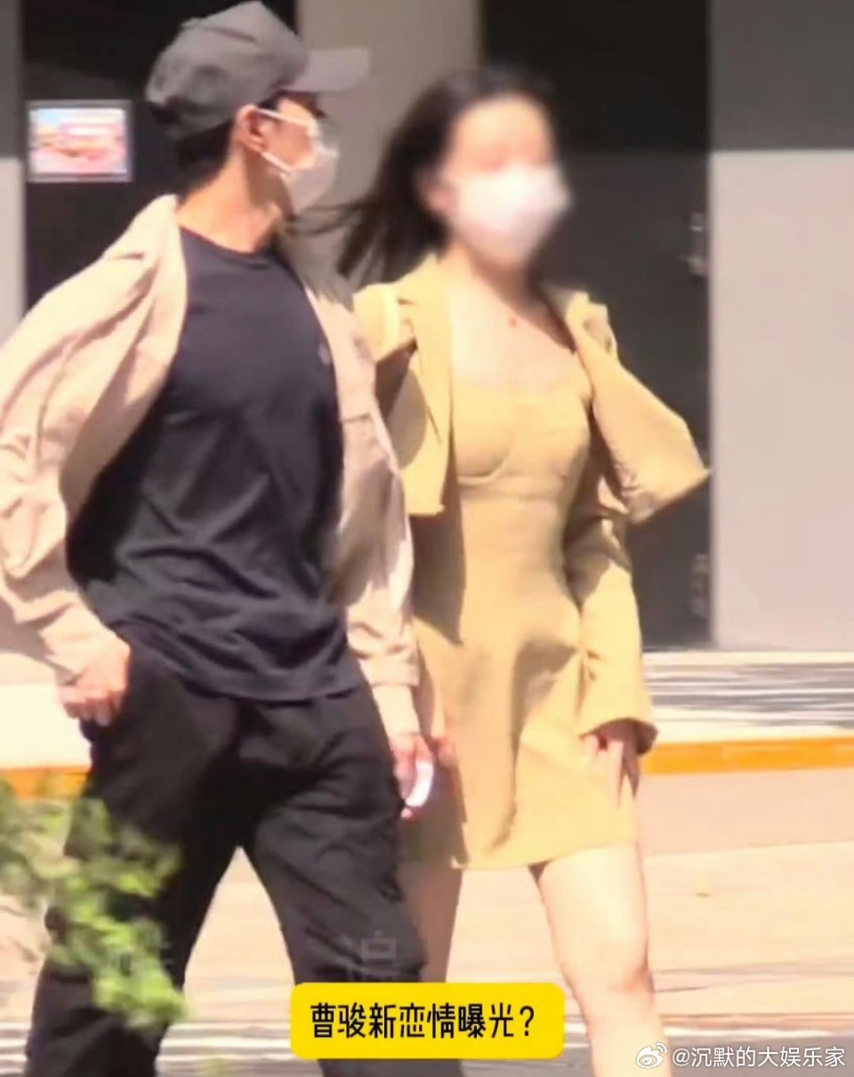 曹骏和女生牵手外出，还帮女生开车门，十分甜蜜。2016年曹骏蓝盈莹公开恋情201